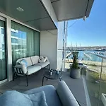 Yacht Park - Delux Waterfront With Parking Apartamento